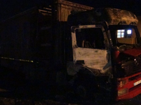 Silvan'da bir TIR ateşe verildi