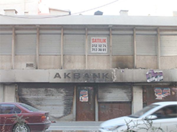 6-8 Ekim'de yakılan banka binası satışa çıkarıldı