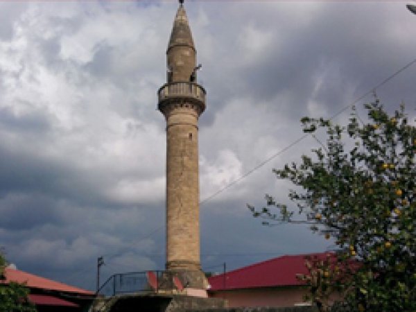 Yıkılma tehlikesi bulunan cami yeniden yapılıyor