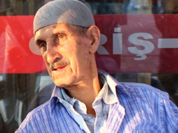 Kimsesiz yaşlı adam hastanede barınıyor 