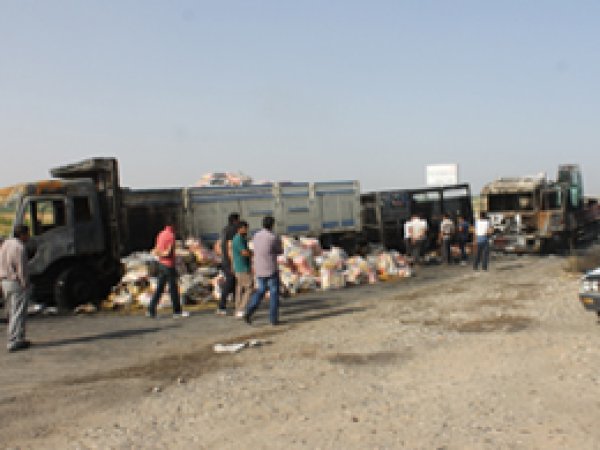Yol kesen PKK'liler 3 TIR yaktı