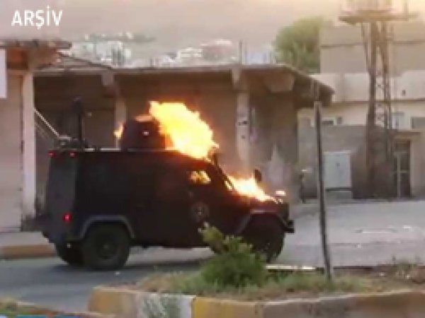 Cizre'de polis aracına roketatarlı saldırı