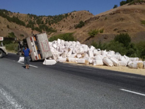 Elazığ’da saman yüklü kamyon devrildi