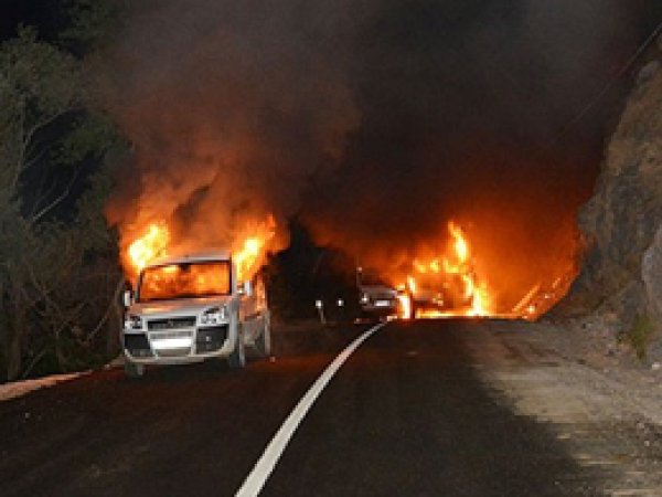Yol kesen PKK yine araçları yaktı
