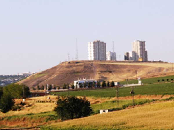 ''Diyarbakır Kırklar dağındaki ucube yapılar yıkılsın''