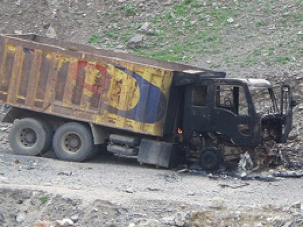 PKK 18 iş makinesi ve 6 konteyneri yaktı