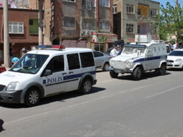 Diyarbakır'da polise saldırı: 2 ağır yaralı