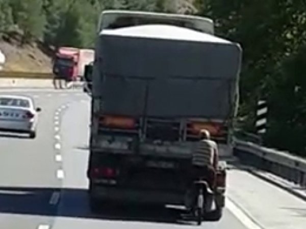 Otobanda tehlikeli yolculuk