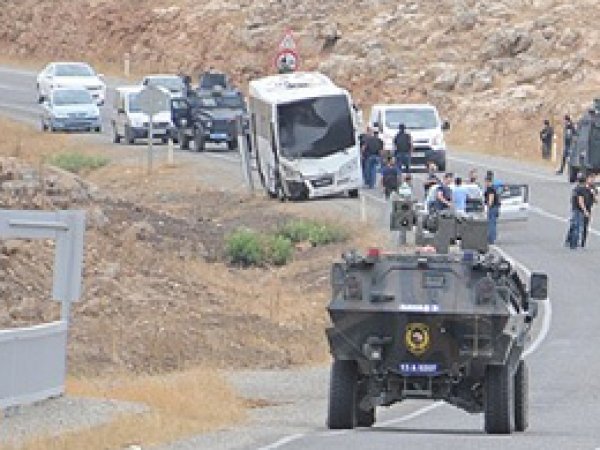 Şırnak'ta polis servisine bombalı saldırı: 5 yaralı