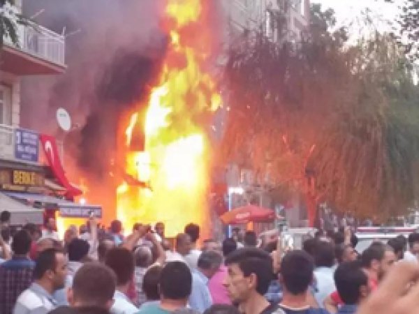 Kırşehir'de 4 iş yeri ateşe verildi
