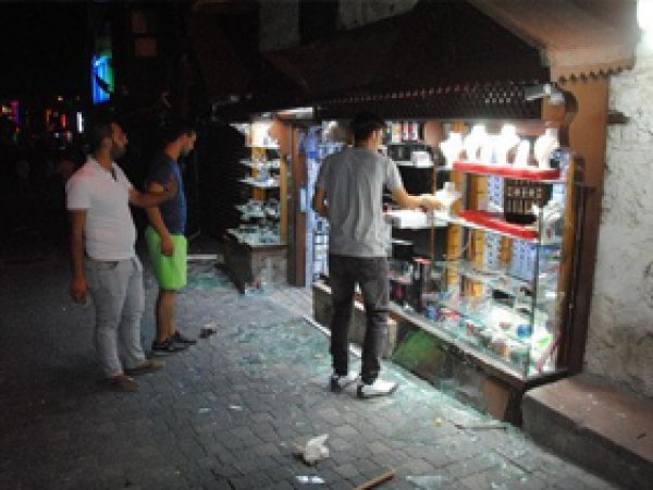 Irkçı vandallar Side'de işyerlerine saldırdı