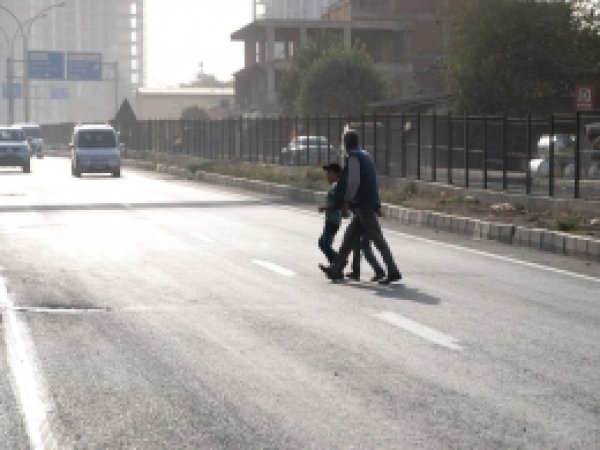 Çitleri sökülen orta refüj tehlike saçıyor