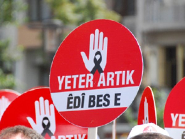 Diyarbakır'da PKK'ya 'silahları bırak' çağrısı
