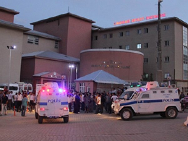 Hakkari'de polis aracına bombalı saldırı: 2 ölü