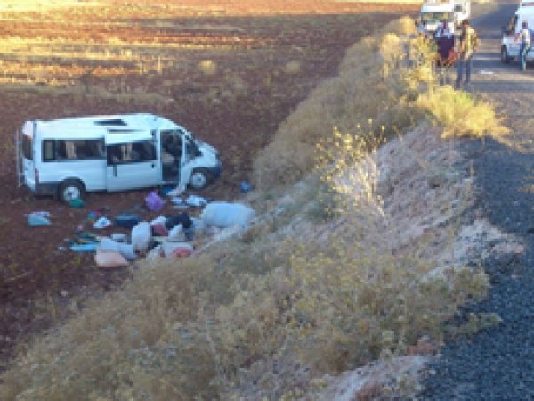 Köy minibüsü devrildi: 17 yaralı