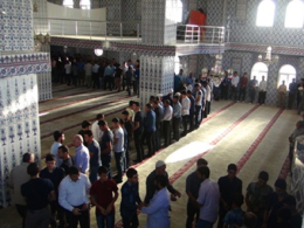 Boykotlar Müslümanların bayramına engel olamadı