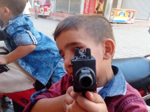 Oyuncak silah ve patlayıcılar tehlike saçıyor