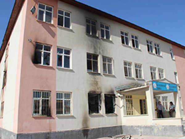 Van'da yakılan okulda eğitime başlanamadı