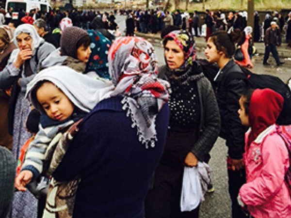 Çatışmalardan kaçan halka PKK engeli