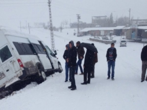Kar yağışı ve buzlanmayla kazalar arttı