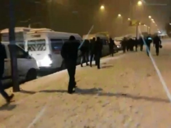 Yol kapanınca kilometrelerce yürüdüler
