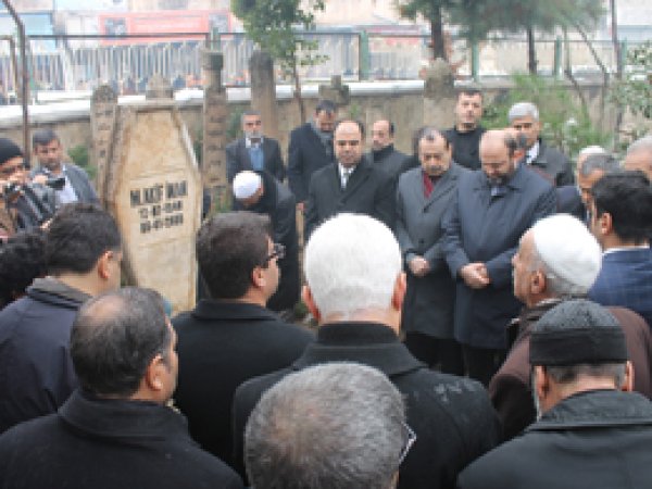 Kudüs şairi mezarı başında anıldı