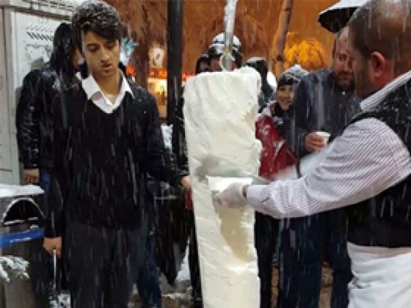 Kar yağışı altında dondurma keyfi