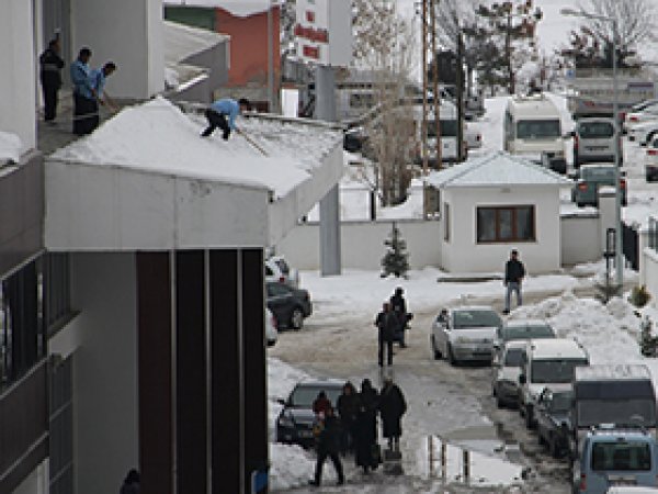 Van'da riskli kar temizleme