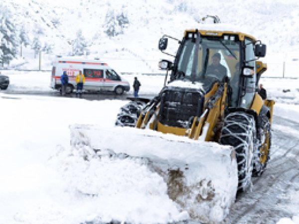 Yolları kapalı köylere ulaşılmaya çalışılıyor