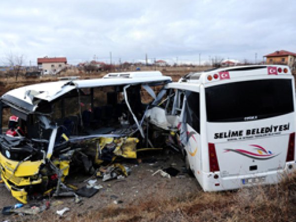Aksaray'da iki minibüs çarpıştı: 2 ölü, 11 yaralı
