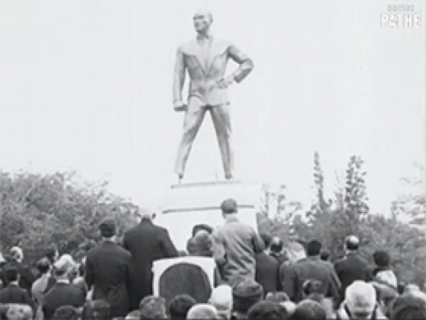 Atatürk yaşarken heykelini diktirmiş