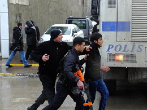 HDP yürüyüşüne polis izin vermedi: 13 gözaltı