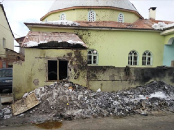 Patlatılan bombadan Camii de zarar gördü