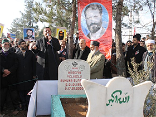 On binler Hizbullah Rehberi'ni andı