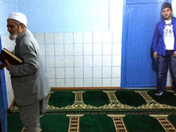 Camiye düşen biber gazı cemaati zorda bıraktı