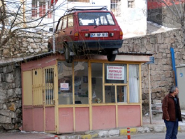 Otomobil, muhtarlığın çatısına düştü