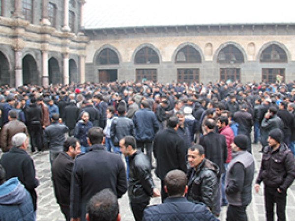 Bomba nedeniyle cemaat cami'de bekletildi
