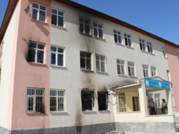 Van’da 6 okula saldırı yapıldı