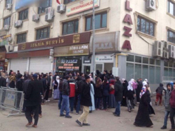 Sur halkı yardım için kaymakamlığa akın etti