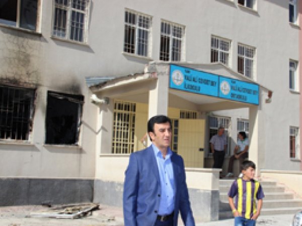 PKK'liler bir gecede 3 okula saldırdı