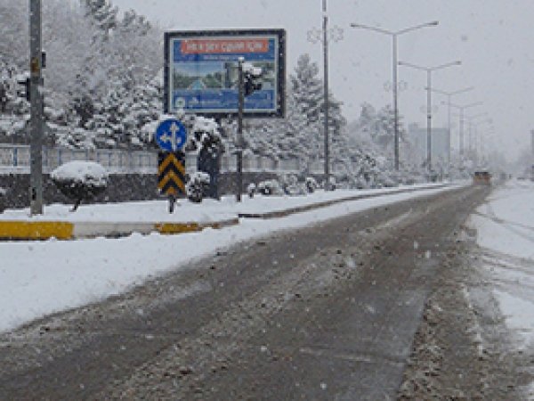Diyarbakır'da uçak seferleri iptal edildi