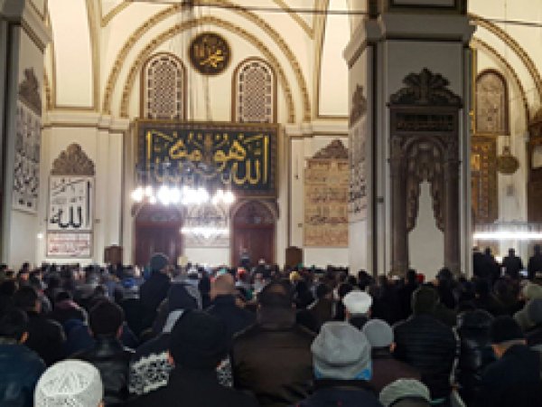 Bursalılar yılın ilk sabah namazı için Cami'ye koştu