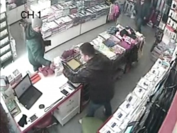 'Tırnakçılık' anı kameralara yansıdı