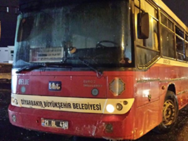 Diyarbakır'da PKK'liler Belediye otobüsünü yaktı