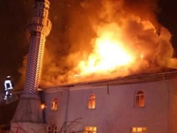 Sapanca'da 50 yıllık cami yandı 