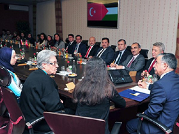 Yılmaz, Filistinli öğrencileri kabul etti