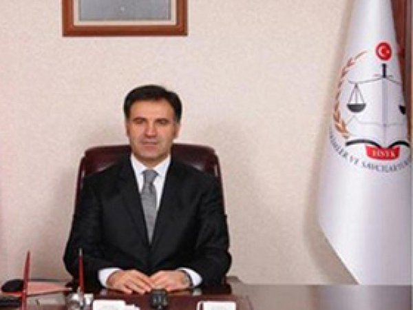 Eski HSYK sekreteri sahte kimlikle yakalandı