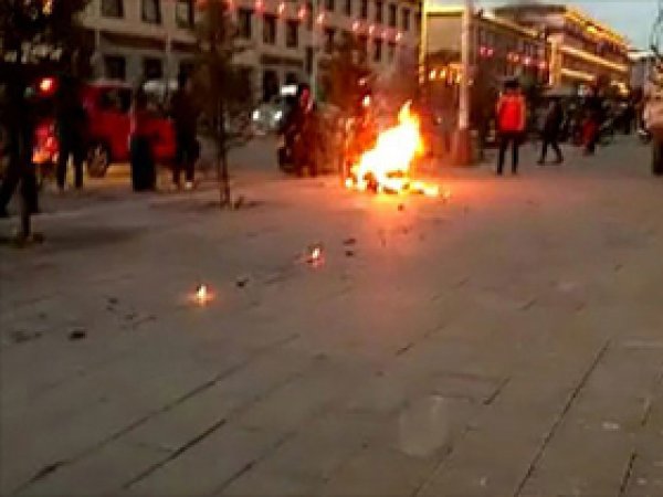 Çin'de Tibetli rahip kendisini yaktı