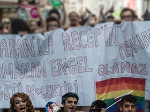 İslam'la dalga geçen LGBT'lilere beraat