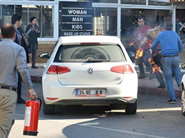 Yardım edilmeyince kendini yaktı
